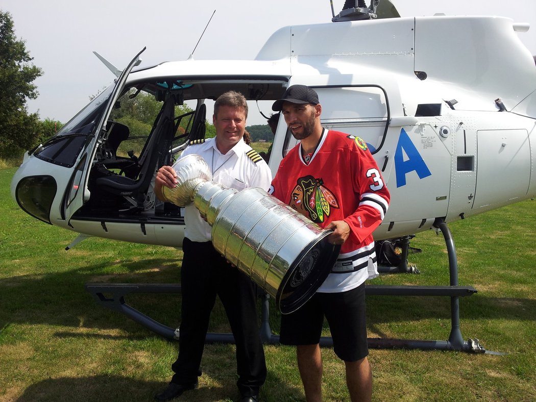 Poslední fotky na památku, Michal Rozsíval zapózoval se Stanley Cupem i s pilotem vrtulníku, který odvezl slavný pohár na Slovensko