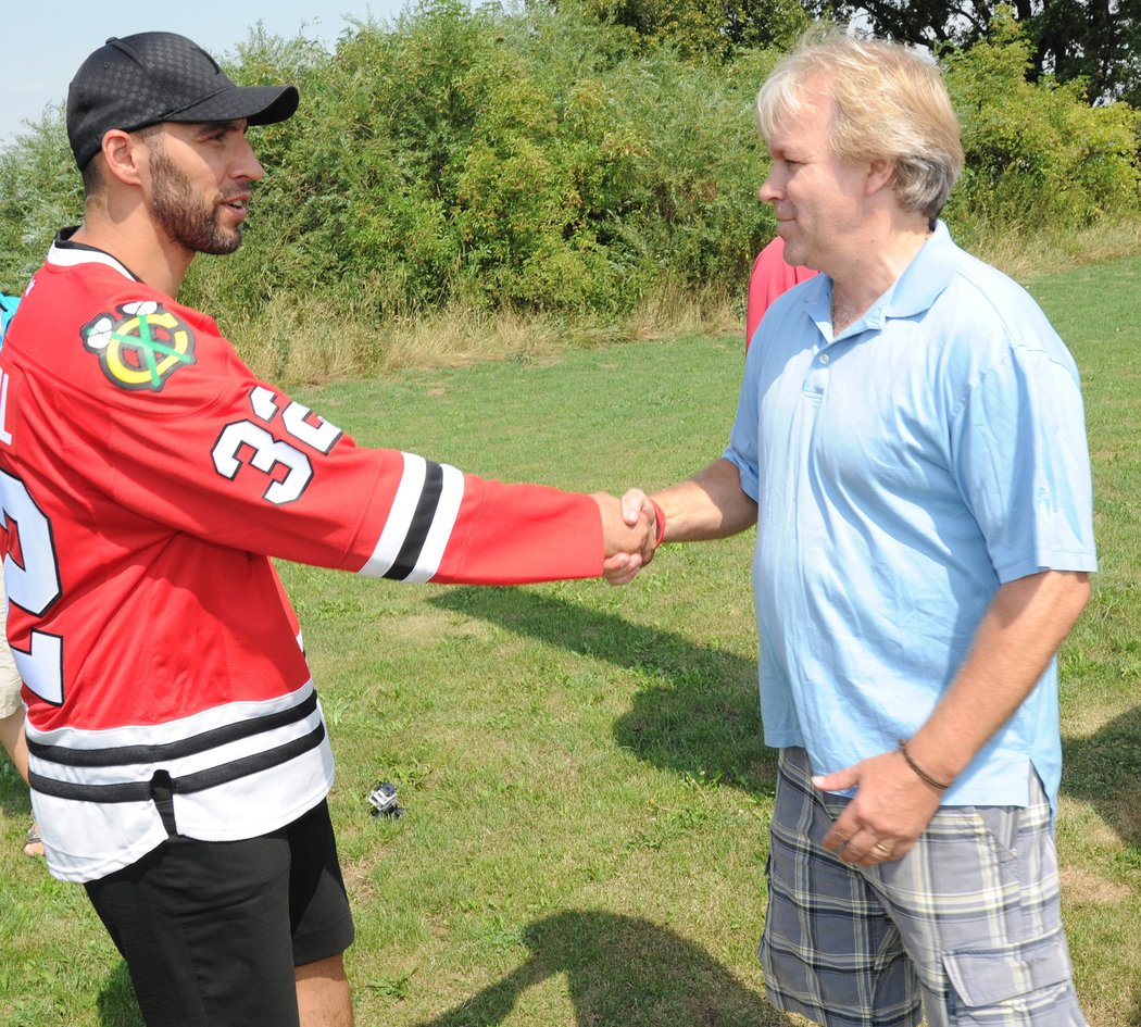 Michal Rozsíval se loučí s jedním z mužů, kteří se o Stanley Cup při jeho putování po světě starají