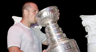 Hokejista Seidenberg využil Stanley Cup k pokřtění dcery
