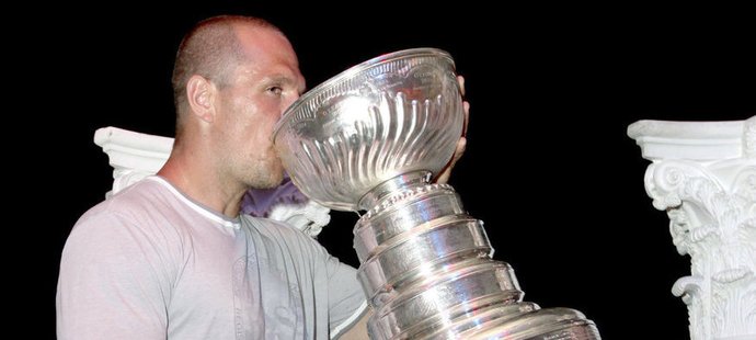 Dennis Seidenberg slaví se Stanley Cupem
