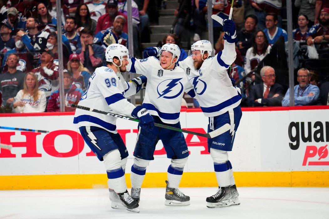 Radost hokejistů Tampy po gólu Ondřeje Paláta (uprostřed) v šestém finále Stanley Cupu