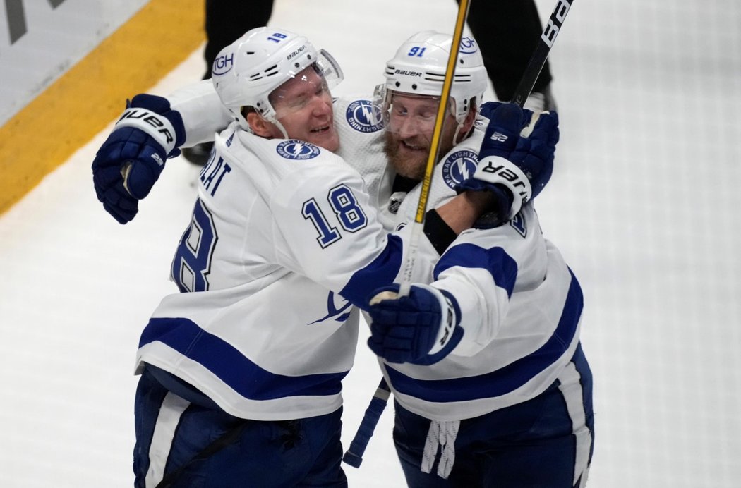 Radost českého útočníka Tampy Ondřeje Paláta (vlevo) po gólu v šestém finále Stanley Cupu proti Cooradu