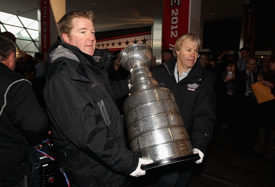 Mike Bolt a Phil Pritchard v roce 2018 předali Stanley Cup hokejistům Washingtonu.