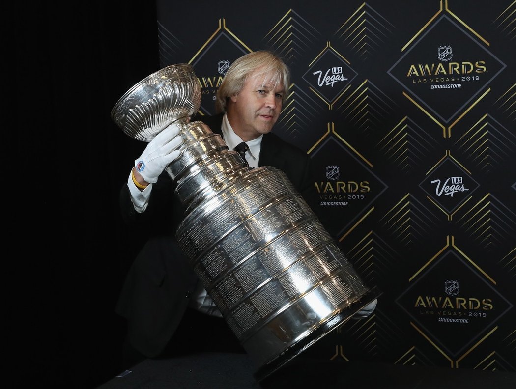 Strážce Stanley Cupu Phil Pritchard doufá, že i letos Stanley Cup pozná svého majitele.