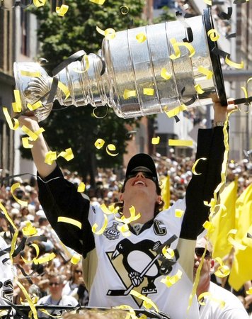 Sidney Crosby si užívá Stanley Cupu při triumfální jízdě ulicemi Pittsburghu