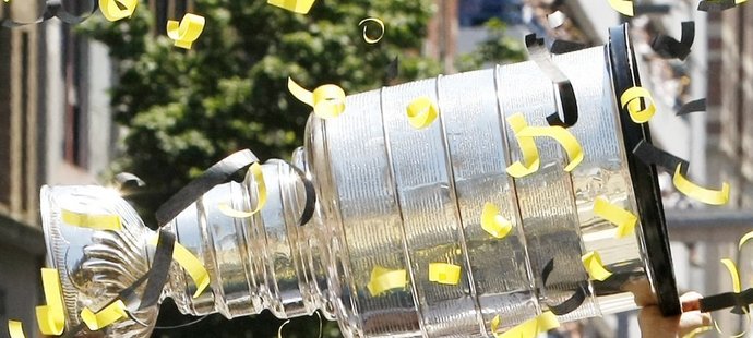 Sidney Crosby si užívá Stanley Cupu při triumfální jízdě ulicemi Pittsburghu
