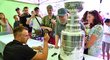 Jakub Vrána se podepisuje fanouškům při své oslavě se Stanley Cupem