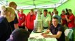 Jakub Vrána se podepisuje fanouškům při své oslavě se Stanley Cupem