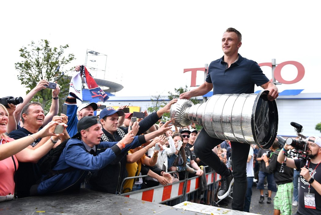 Jakub Vrána předvedl Stanley Cup fanouškům v Letňanech