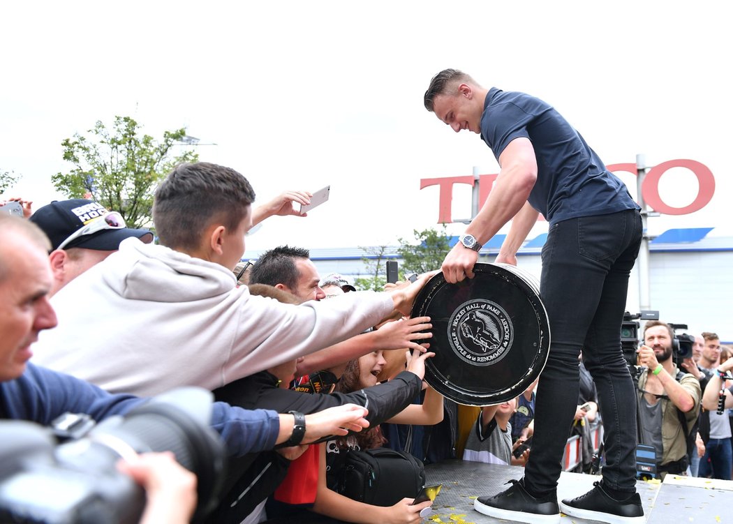 I fanoušci si mohli na slavný Stanley Cup sáhnout...