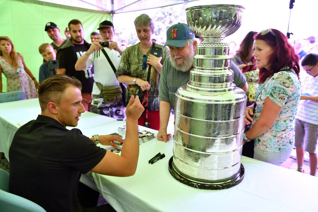 Jakub Vrána se podepisuje fanouškům při své oslavě se Stanley Cupem