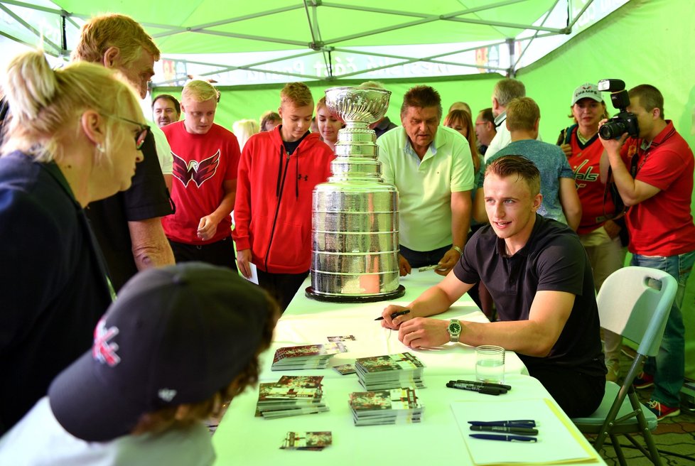 Jakub Vrána se podepisuje fanouškům při své oslavě se Stanley Cupem