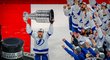 Kapitán Lightning Steven Stamkos zvedá nad hlavu Stanley Cup