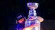 Kapitán Tampy Bay objímá Stanley Cup