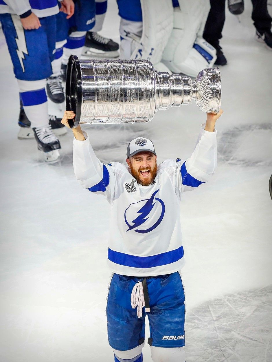 Obránce Kevin Shattenkirk zvedá nad hlavu Stanley Cup