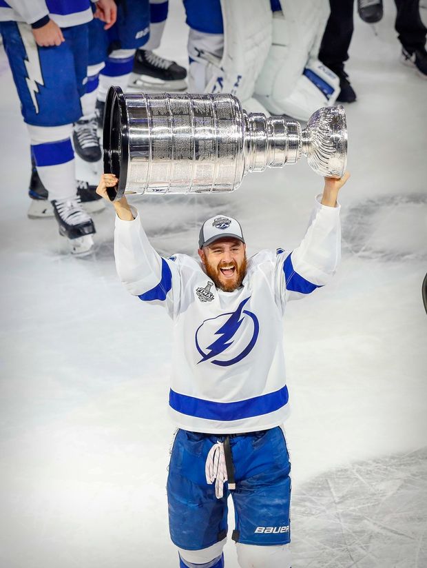 Obránce Kevin Shattenkirk zvedá nad hlavu Stanley Cup Obránce Kevin Shattenkirk zvedá nad hlavu Stanley Cup