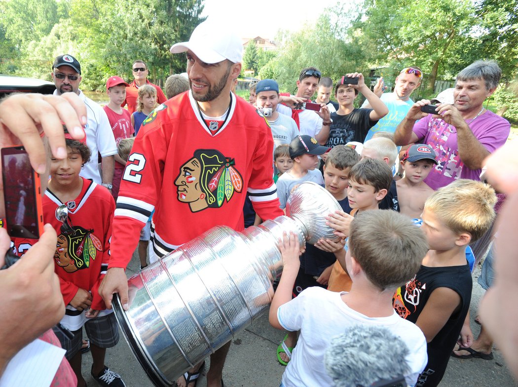 Sáhnout si na Stanley Cup je pro tyhle děti zážitek na celý život