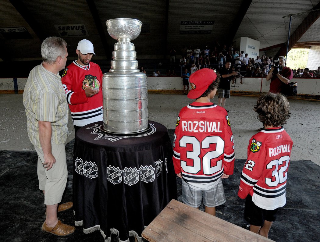 Focení s pohárem... Stanley Cupu si užívali i Rozsívalovi synové