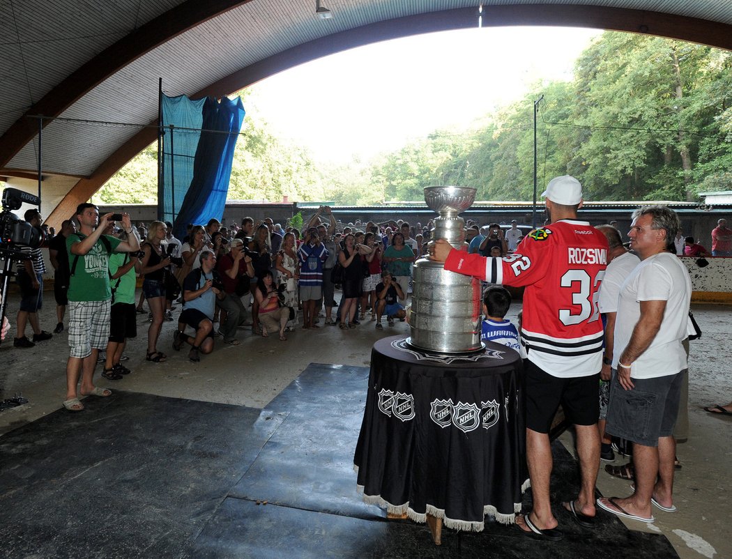 Michal Rozsíval předvedl Stanley Cup fanouškům na stařičkém zimáku v rodné Vlašimi