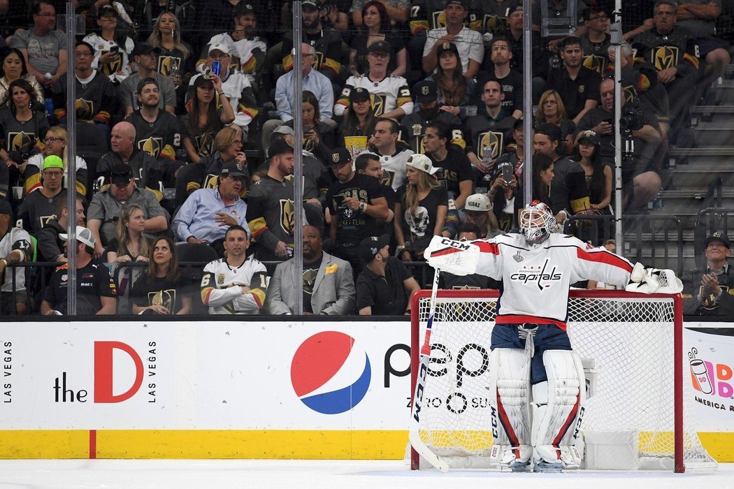 Brankář Washingtonu Braden Holtby zpytuje svědomí po druhém gólu Vegas.