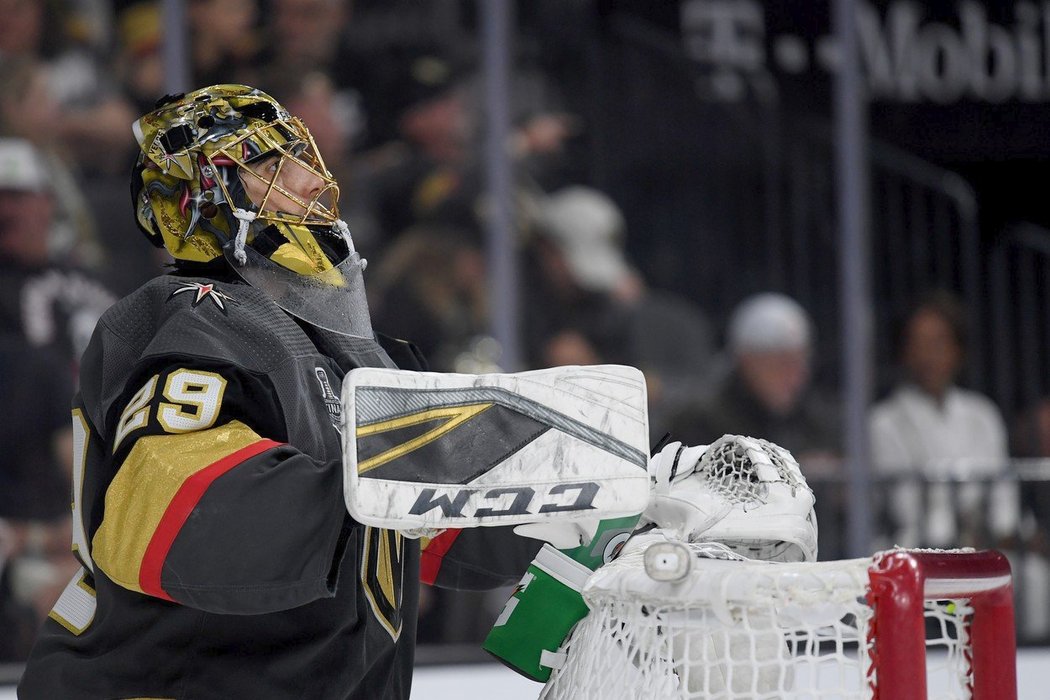 Brankář Vegas Marc-André Fleury oddychuje při komerční přestávce během druhé třetiny druhého finále Stanley Cupu.