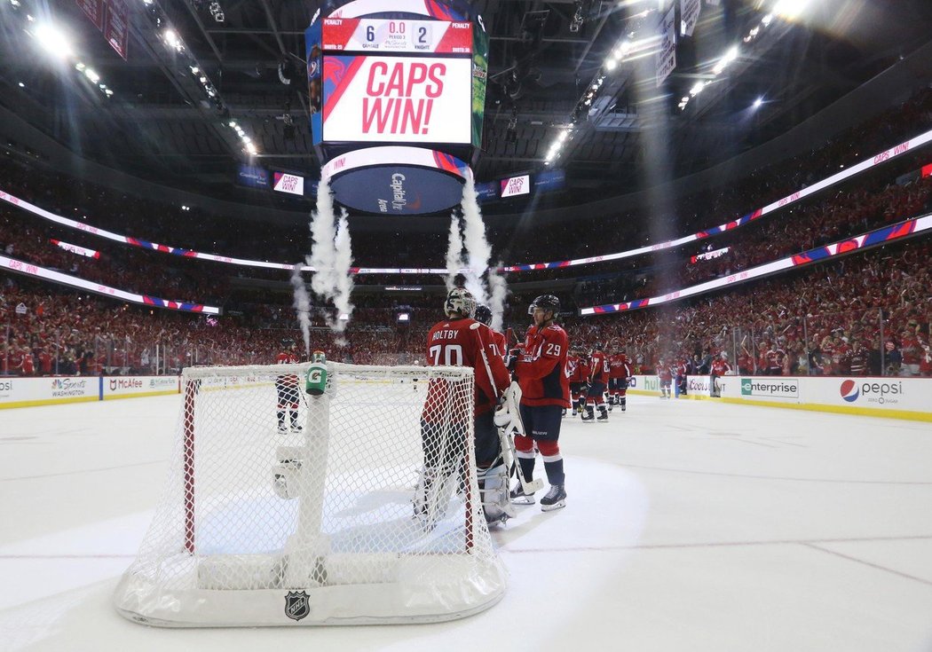 Hokejisty Washingtonu dělí jediná výhra od historického triumfu ve Stanleyově poháru. Capitals porazili ve čtvrtém finále doma Vegas 6:2 a vedou v sérii 3:1 na zápasy.