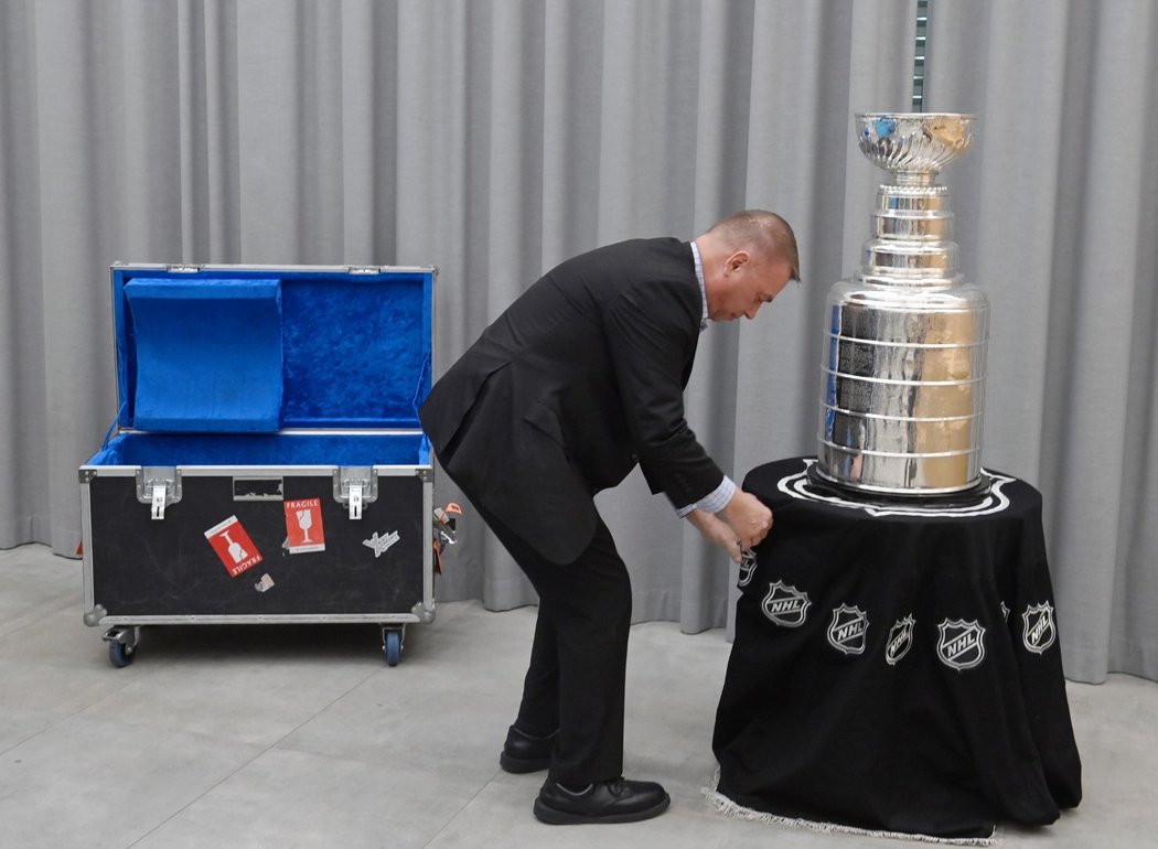 Stanley Cup znovu zavítal do Česka. Svého letošního vítěze ještě nezná, ale přivezli ho v&nbsp;rámci promoakce před blížícím se play off NHL a propagace zámořské ligy v Evropě