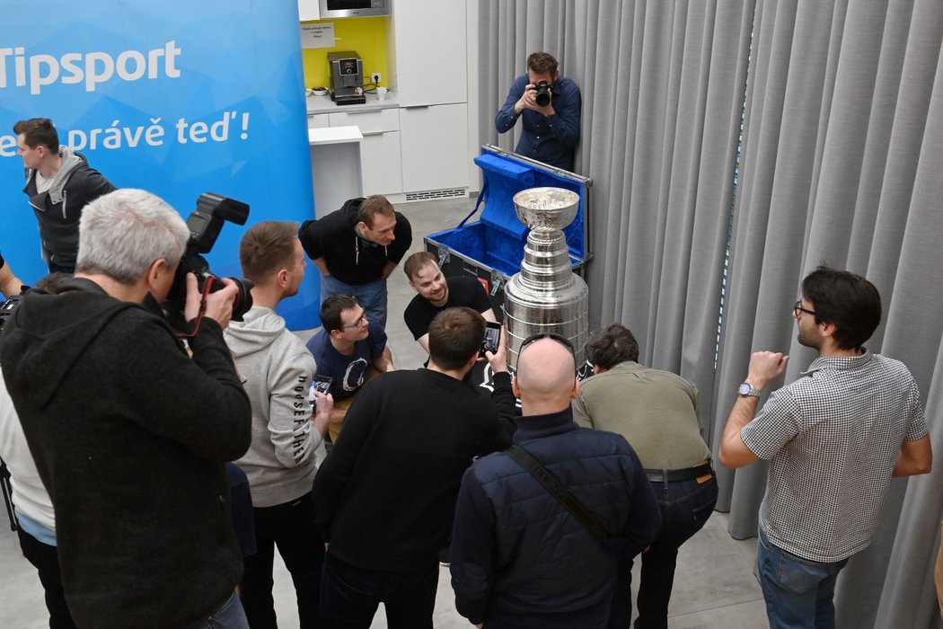 Stanley Cup znovu zavítal do Česka. Svého letošního vítěze ještě nezná, ale přivezli ho v&nbsp;rámci promoakce před blížícím se play off NHL a propagace zámořské ligy v Evropě