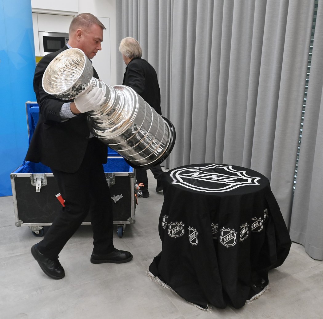 Stanley Cup znovu zavítal do Česka. Svého letošního vítěze ještě nezná, ale přivezli ho v&nbsp;rámci promoakce před blížícím se play off NHL a propagace zámořské ligy v Evropě