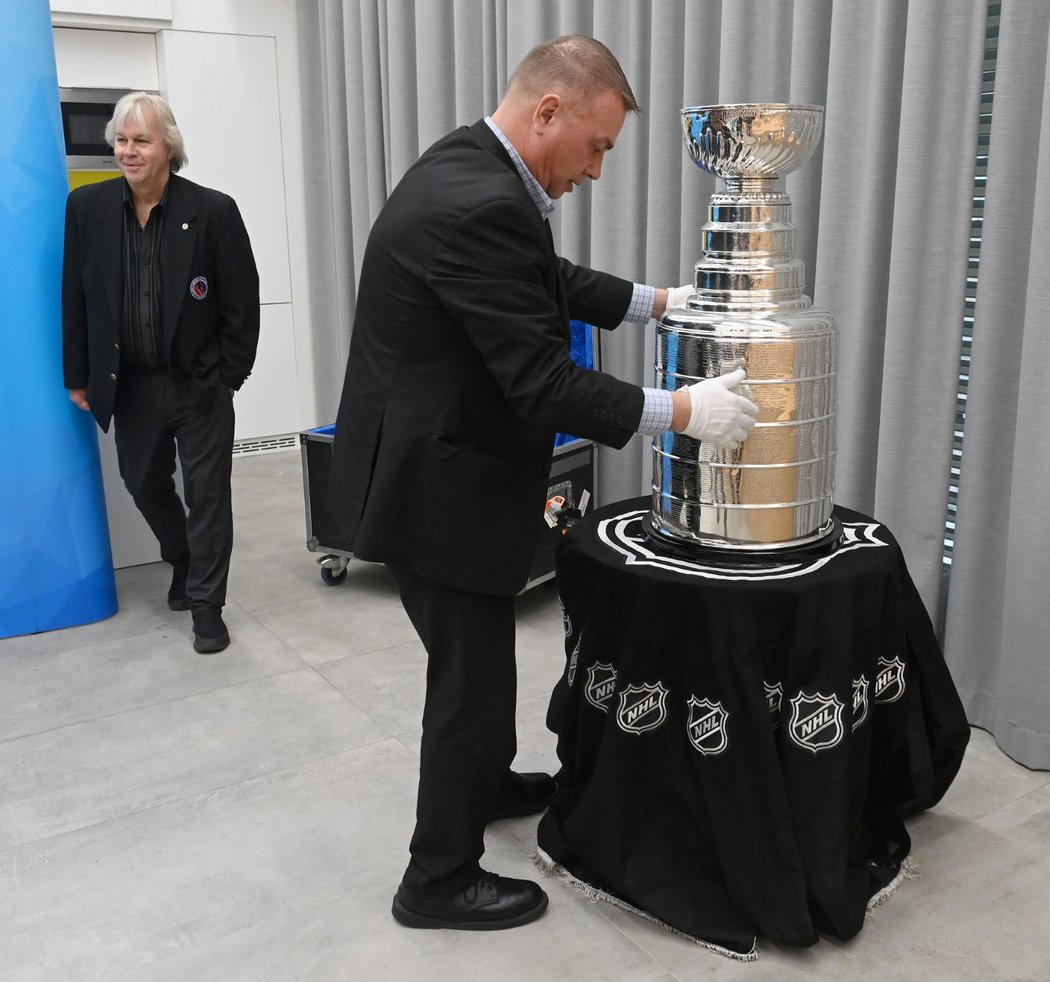 Stanley Cup znovu zavítal do Česka. Svého letošního vítěze ještě nezná, ale přivezli ho v&nbsp;rámci promoakce před blížícím se play off NHL a propagace zámořské ligy v Evropě