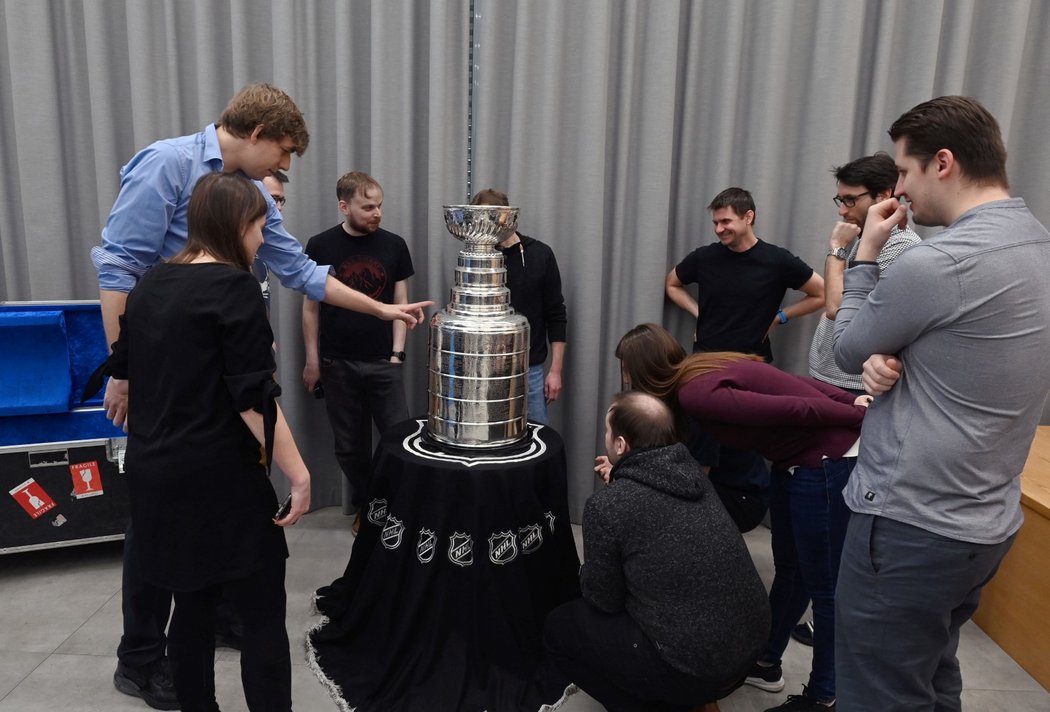 Stanley Cup znovu zavítal do Česka. Svého letošního vítěze ještě nezná, ale přivezli ho v&nbsp;rámci promoakce před blížícím se play off NHL a propagace zámořské ligy v Evropě