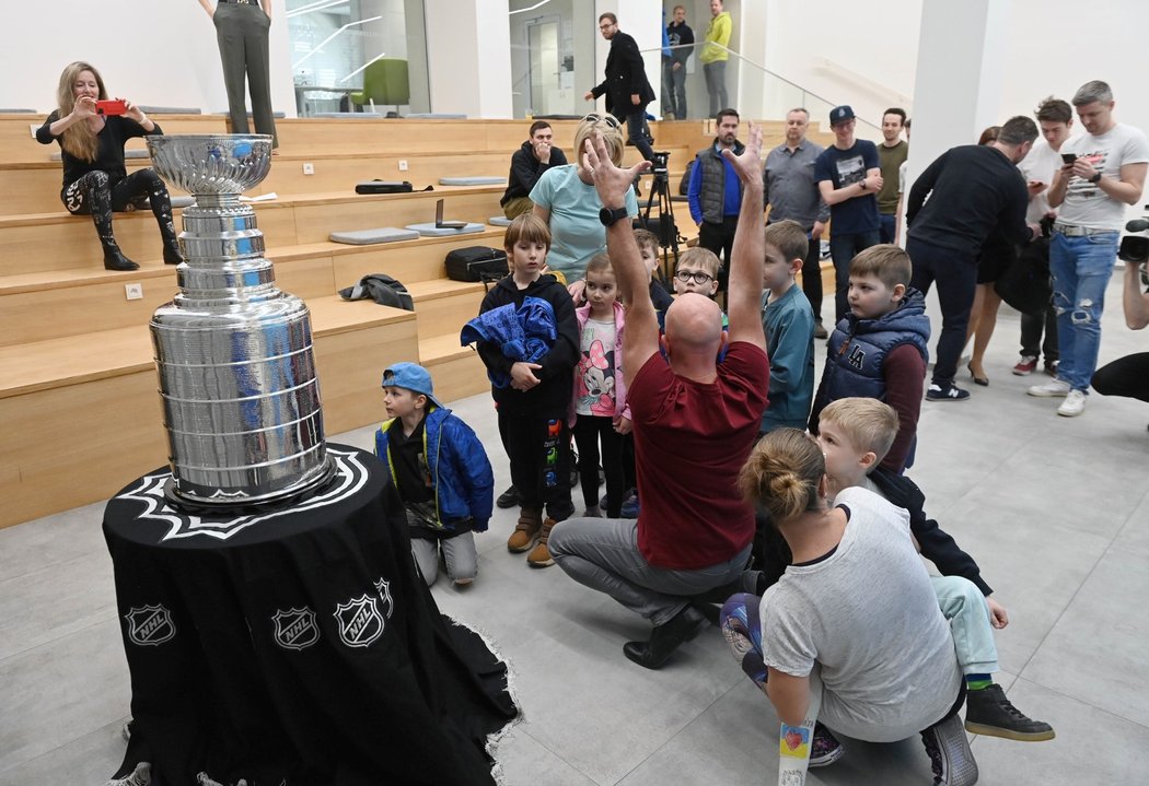 Stanley Cup znovu zavítal do Česka. Svého letošního vítěze ještě nezná, ale přivezli ho v&nbsp;rámci promoakce před blížícím se play off NHL a propagace zámořské ligy v Evropě