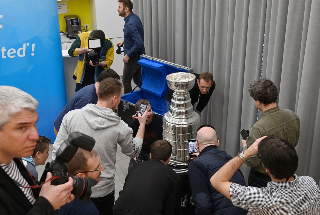 Stanley Cup znovu zavítal do Česka. Svého letošního vítěze ještě nezná, ale přivezli ho v&nbsp;rámci promoakce před blížícím se play off NHL a propagace zámořské ligy v Evropě