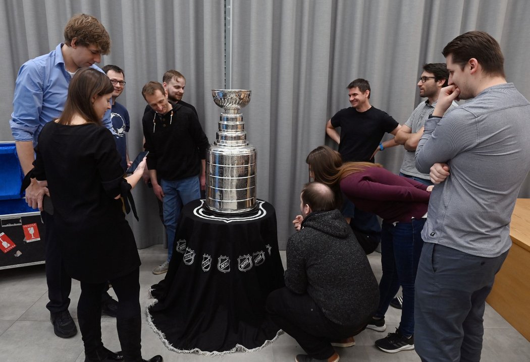 Stanley Cup znovu zavítal do Česka. Svého letošního vítěze ještě nezná, ale přivezli ho v&nbsp;rámci promoakce před blížícím se play off NHL a propagace zámořské ligy v Evropě