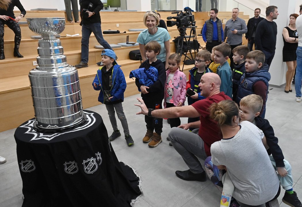 Stanley Cup znovu zavítal do Česka. Svého letošního vítěze ještě nezná, ale přivezli ho v&nbsp;rámci promoakce před blížícím se play off NHL a propagace zámořské ligy v Evropě