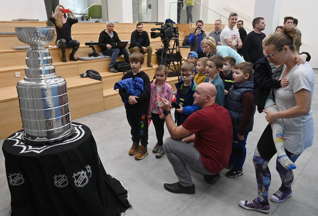 Stanley Cup znovu zavítal do Česka. Svého letošního vítěze ještě nezná, ale přivezli ho v&nbsp;rámci promoakce před blížícím se play off NHL a propagace zámořské ligy v Evropě