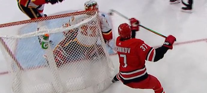 Andrej Svečnikov právě jako první v historii vstřelil v NHL gól lakrosovým způsobem.