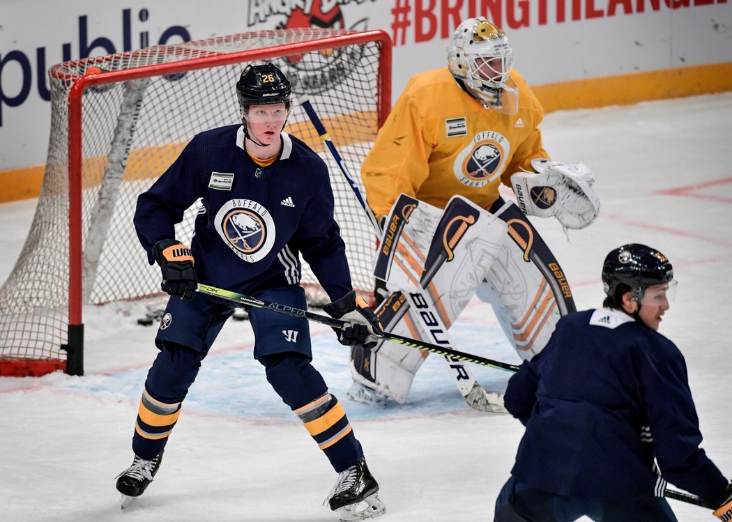 Rasmus Dahlin patří mezi hlavní taháky švédského dvojzápasu NHL mezi Buffalem a Tampou Bay