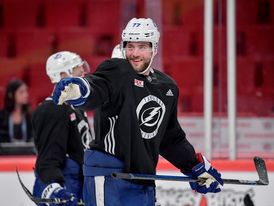 Start jediného Švéda na soupisce Tampy Bay Victora Hedmana v utkání NHL Global Series ve Stockholmu je s otazníkem