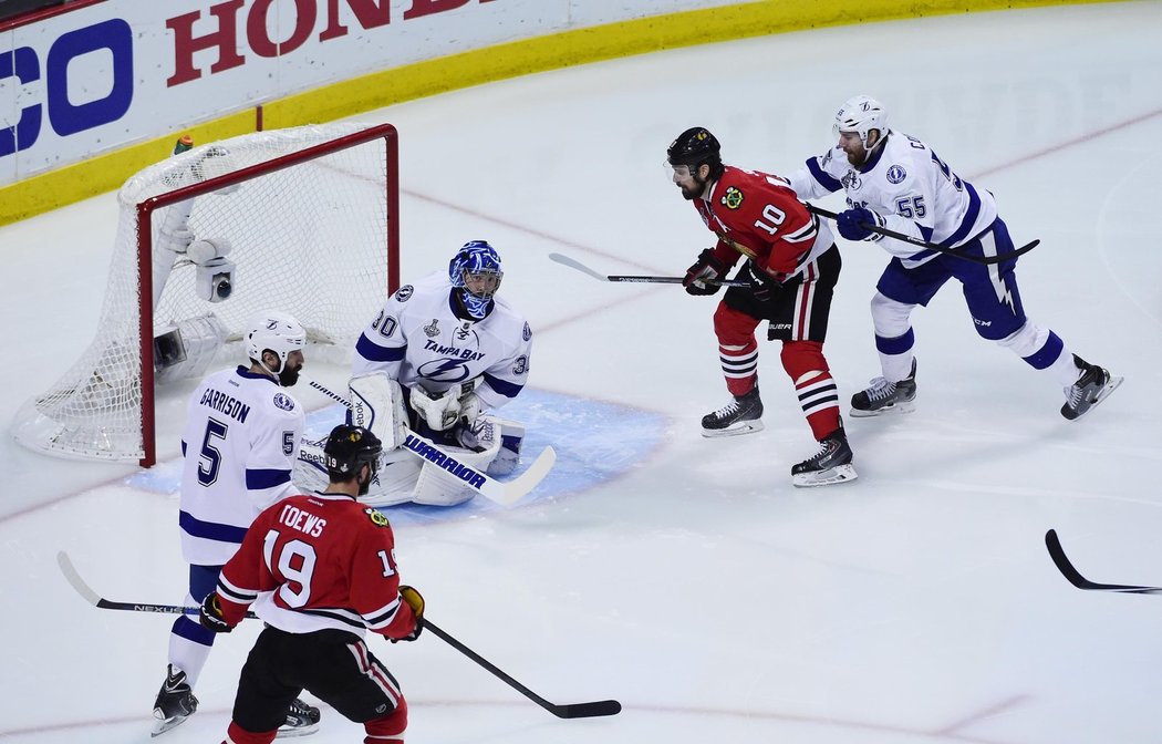 Třináct střel pochytal v první třetině gólman Ben Bishop.