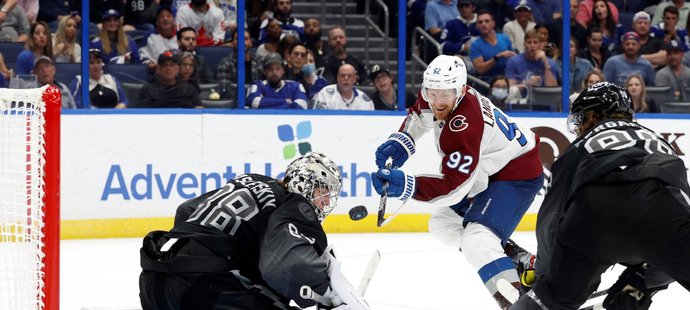 Gabriel Landeskog překonává Andreje Vasilevského