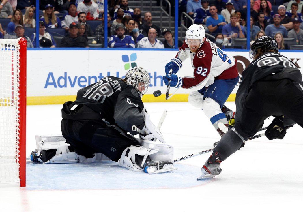 Gabriel Landeskog překonává Andreje Vasilevského