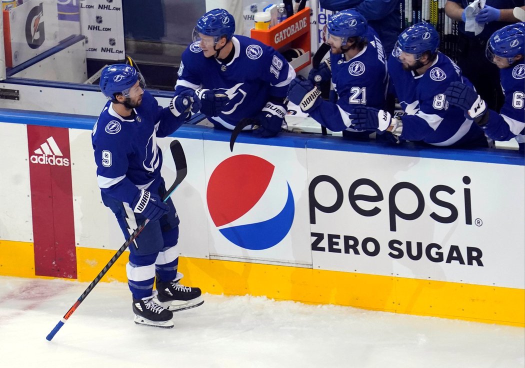 Tyler Johnson zařídil první branku Tampy v pátém utkání s Columbusem