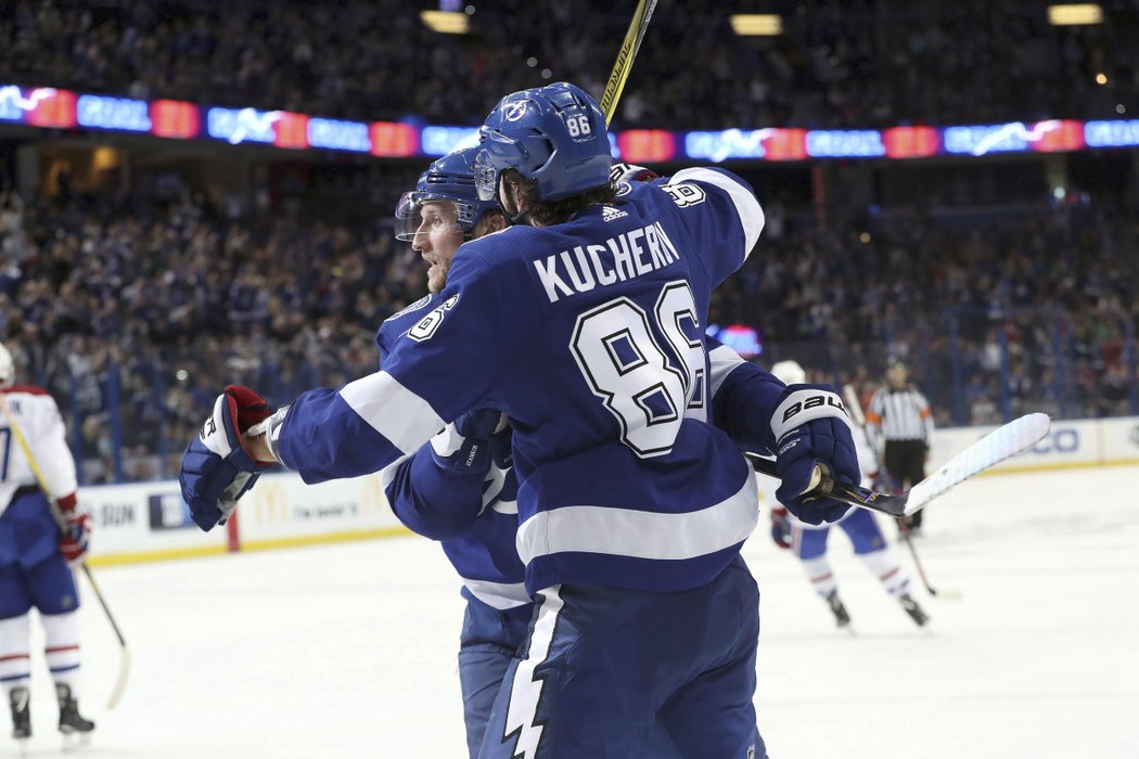 Vedoucí muž kanadského bodování NHL Nikita Kucherov se spoluhráčem Stevenem Stamkosem