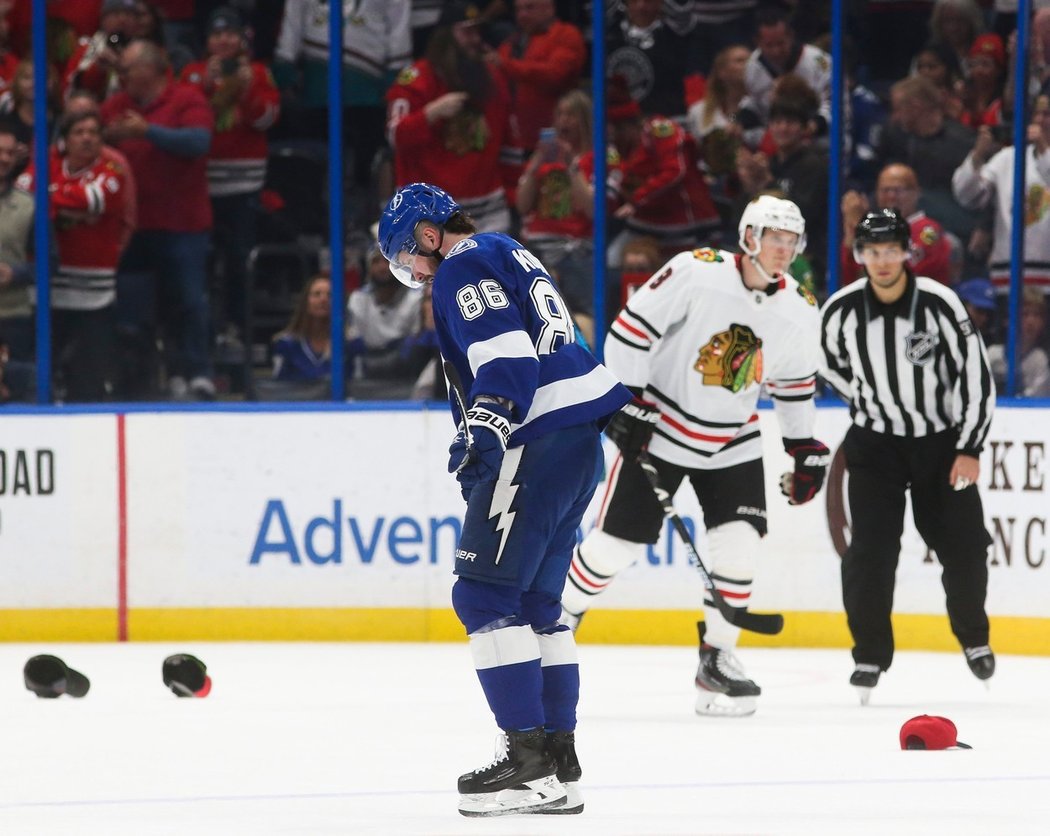 Po třetí trefě Dominika Kubalíka přistálo na ledě v Tampě i několik čepic od fanoušků Blackhawks