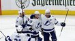 Hokejisté Tampa Bay Lightning slaví gól útočníka Ondřeje Paláta (uprostřed)