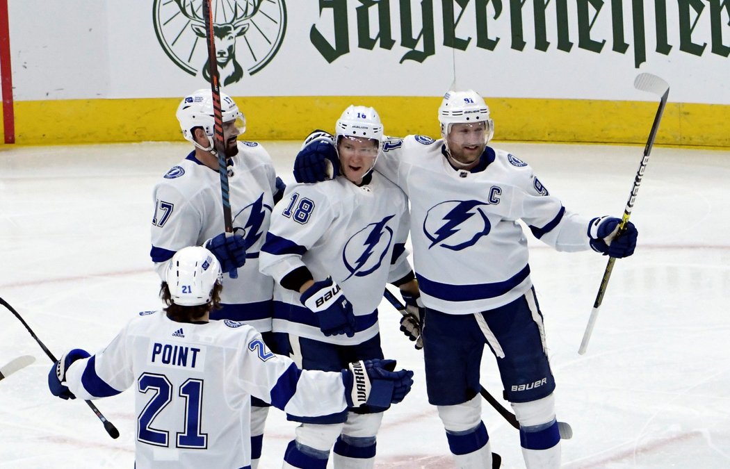 Hokejisté Tampa Bay Lightning slaví gól útočníka Ondřeje Paláta (uprostřed)