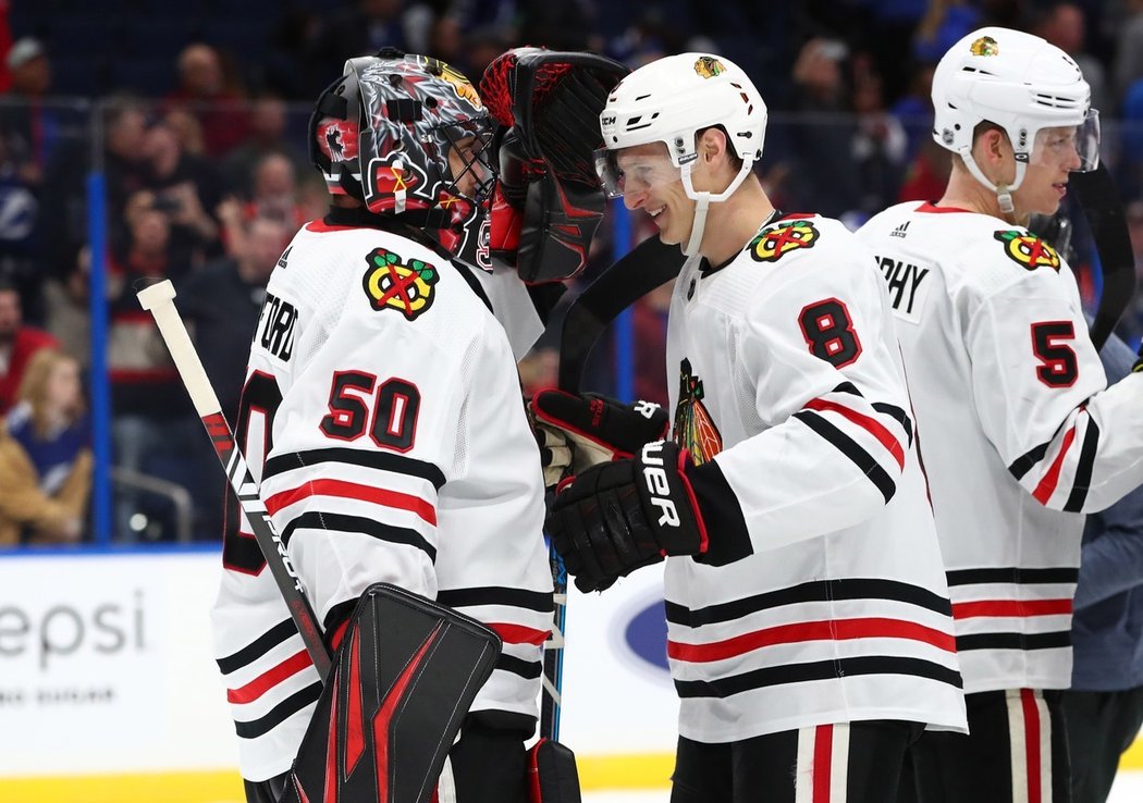 Kdo gratuloval komu? Corey Crawford po utkání v Tampě blahopřál Dominiku Kubalíkovi k prvnímu hattricku v NHL