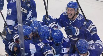 Tampa zvládla maraton, Kämpf prvním gólem v play off jen mírnil prohru Chicaga