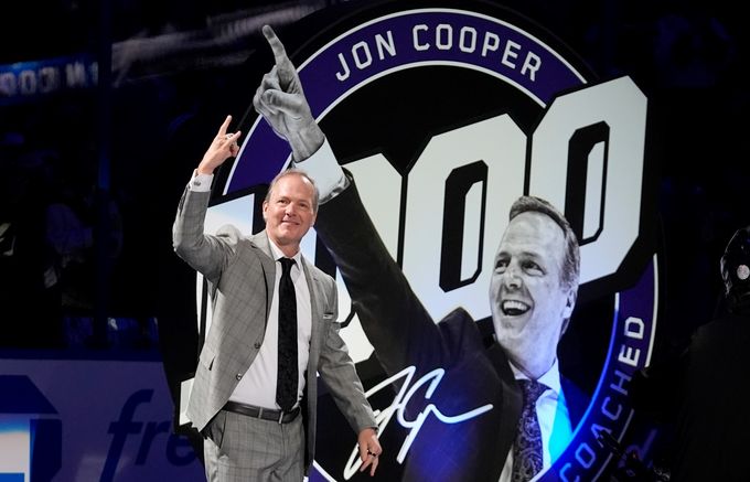 Dva Stanley Cupy, 14 sezon v Tampě, ale nejlepším koučem je poprvé. Cooper vyhrál o tři body Dva Stanley Cupy, 14 sezon v Tampě, ale nejlepším koučem je poprvé. Cooper vyhrál o tři body
